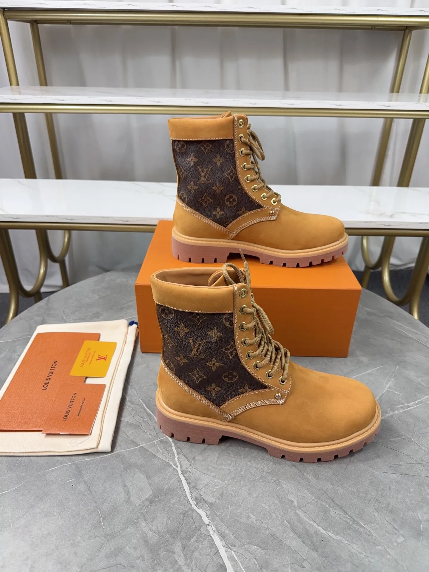 p720🐮🐮2025 top version: couple style LV presbyopia, embossed rhubarb boots, ankle boots, embossed waterproof nubuck cowhide boots, relying on the brand's exquisite craftsmanship to carefully reshape the classic T 6-inch boot shape in Italy to create an American-style autumn and winter men's and women's wear show. The original laces and outsole are exquisitely detailed, and the leather label expresses the cooperation logo. Exquisite packaging at the delivery counter🛍📦 ▪️Fabrics: Original customized imported first-layer cowhide ▪️Inner lining: Original customized leather lining/mesh lining ▪️Outsole: Original molded anti-slip rubber material ▪️Sole thickness: 3.5CM ▪️Size: 35-40 for women and 39-46 for men